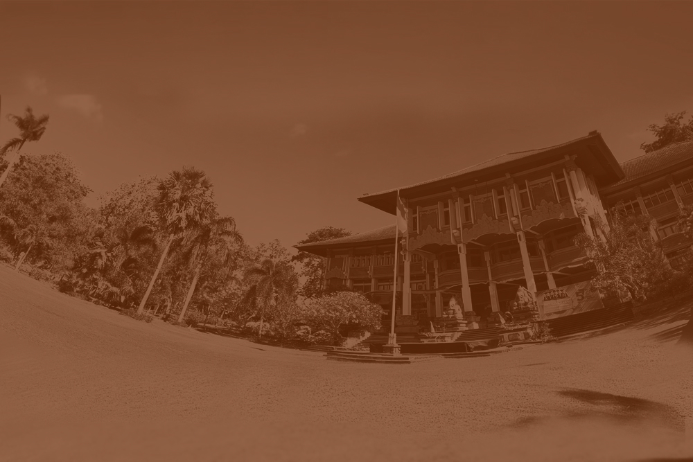 Gedung kampus Universitas Udayana dengan halaman dan pepohonan